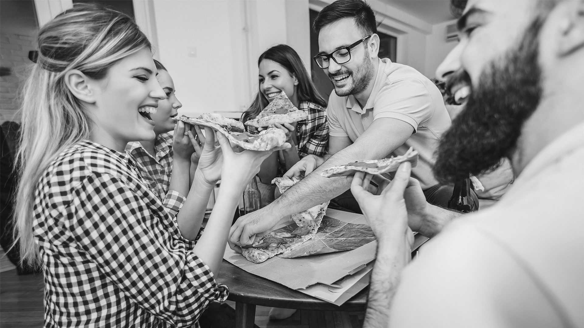 photo groupe amis degustent une pizza